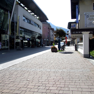 2011, links: Geschäftshäuser, rechts: Moser-, Manesch-Haus, Vorgarten der Stadtapotheke Wörgl