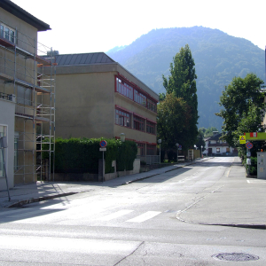 2011, Dr.-Franz-Stumpf-Straße: links: Neue Mittelschule II, rechts: Telegraphenamt, dahinter Indexhaus in der Michael-Unterguggenberger-Straße