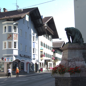 2011, Zangerl-Haus, Hotel Schachtnerhof, Gollner-Haus, Kriegerdenkmal hinter der Stadtpfarrkirche