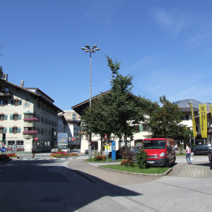 2011, Raiffeisenplatz mit Hotel Schachtnerhof