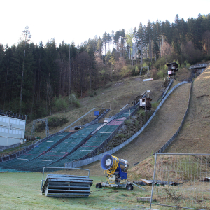 Das Wörgler Sprungzentrum heute – die mit Freigeld errichtete 90-m-Schanze, rechte Spur, ist nicht mehr in Betrieb. Foto: Spielbichler