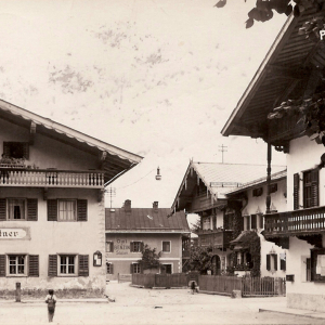 Der Raikaplatz hieß damals noch Marktplatz. Das alte Gasthaus Schachtner wurde nach einem Bombentreffer neu und höher aufgebaut. Im Hintergrund das alte Kaminkehrer-Anker-Haus an dessen Stelle sich das Sporthaus Avanzini befand.