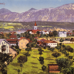 Ca. 1928, v.l.: Kohlstatt Gröbmerhaus, Preßlauer, Oberer Kutscher, davor Dalln-Obstanger, dahinter Pfarrkirche, Vinzenzkindergarten, Pfarrhof, Oberhauser, weiter dahinter, Postamt, Stricker- und Wieser-Haus