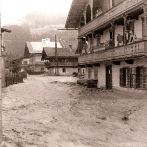 Hochwasser 20.06.1946, Kanzler-Biener-Straße, links „Spiegl“-Stöckl, Nußbaumer-Haus, rechts: Vorhauser, Schusterbauer und –Zuhaus, Bassgeigerbauer