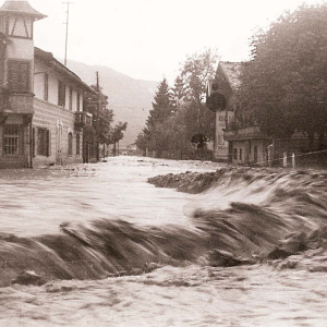 Hochwasser 20.06.1946, Innsbrucker Straße, Hochwasser vor dem Mager-Geschäftshaus, rechts: Riedhart-Geschäft
