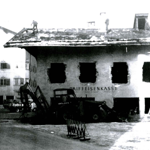 Anstelle des Bauernhofes wurde das Marktgemeindehaus gebaut, mit Raiffeisenkasse und Gendamerie