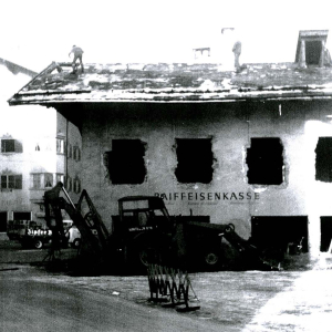 Raiffeisenplatz 1964, Abbruch des altem Marktgemeindeamtes, Raiffeisenkasse u. a., dahinter Gasthof Schachtner