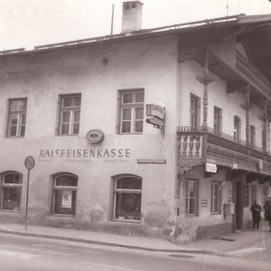 Anstelle des Bauernhofes wurde das Marktgemeindehaus gebaut, mit Raiffeisenkasse und Gendamerie