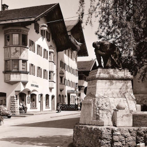 Salzburger Straße um 1950 mit Josef Zangerl-Haus, dahinter GH Schachtner