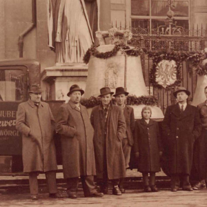 Glockenweihe am 17.12.1950: Wörgler Glocken noch vor dem Dom in Salzburg. li. Friedens- re. Kriegerglocke. Von Links: Hans Klingler, Stummerbauer – Andrä Lenk, Gradl-Wirt – Johann Seisl, Deinbauer – Leonhard Huber, Huber-Säge – Lorenz Blattl, 11 Jahre mit Knickerbocker – sein Vater Lorenz Blattl, Schlossermeister – Thomas Baumgartner, Bier- und Limonaden-Vertrieb.