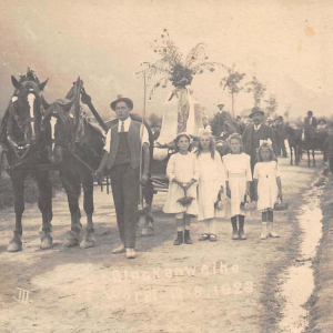 Glockenweihe am 12.08.1923: Einzug der Glocken entlang der Innsbrucker Straße