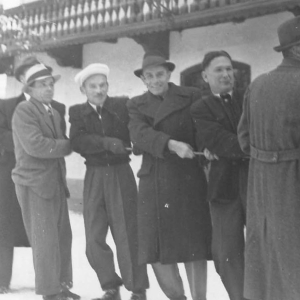 Glockenweihe am 17.12.1950: Unter Beteiligung der Bevölkerung werden die Glocken in den Kirchturm hochgezogen.