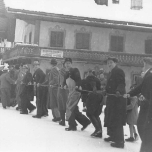 Glockenweihe am 17.12.1950: Unter Beteiligung der Bevölkerung werden die Glocken in den Kirchturm hochgezogen.