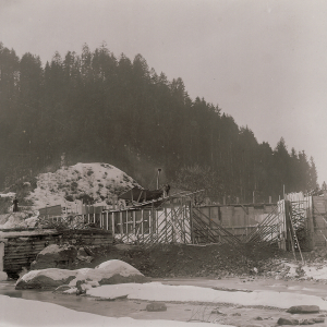 Bau der neuen Wehranlage an der Brixentaler Ache fürs Kraftwerk Einöden 1902