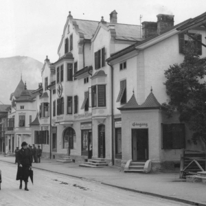 Bahnhofstraße mit Photograph Haselberger, dahinter Weinhandlung Janes und Wörglerhof