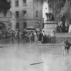Hochwasser 20.06.1946, Schaulustige vor der Kirche