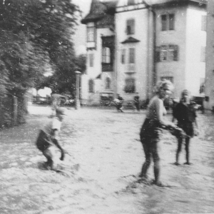 Hochwasser 20.06.1946, Bahnhofstraße vor dem damaligen Gemeindeamt, im Hintergrund das Angeli-Haus