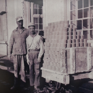 Arbeiter mit Presskörper, egger u. Lüthi