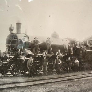 Lokomotive im Bahnhof Wörgl mit Belegschaft