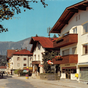 Rechts Koller-Schuhe, Riedel und Hinweisschild für Fassbinder Obrist in der Peter-Stöckl-Straße