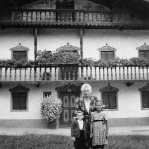 Klingler Bauer, an seiner Stelle steht heute das Gebäude mit Dr. Strobl und Bank Austria. Vorne l. Armin Oberhauser mit Cousine und Tante