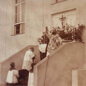 Feldpater Ortner, Eingang Turnhalle der Hauptschule