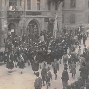 Aufmarsch der Bürger Musikkapelle Wörgl September 1924, l. Kapellmeister Gwiggner, r. Praxmarer, Kröll Franz, Huber Alois