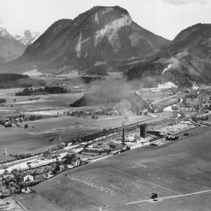Holzindustrie Cellulose Fabrik Wörgl, ca. 1930, im Hintergrund das Anzenstein-Zementwerk. Zu sehen sind auch die Mergel-Abbau-Gebiete in Bad Häring