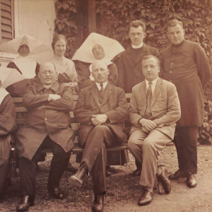 li. Hauptschuldirektor Stricker, Geistl. Rat Pfarrer Riedlsperger, Volksschuldirektor Federer, Prugg, hinten Frau Federa