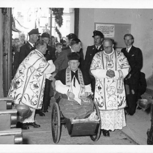 Geistl. Rat Pfarrer Riedlsperger im Rollstuhl, re. Pater Galler, mitte Messner Hausberger, li. Kooperator Mairhofer