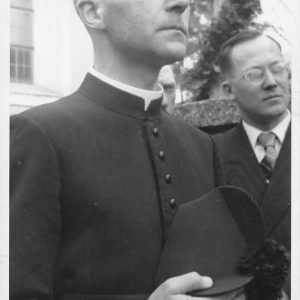 Pfarrer Bruno Regner, dahinter Josef Zangerl