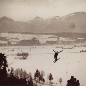 Im Ferbruar 1933 wurde die Sprungschanze dank dem Freigeld eröffnet