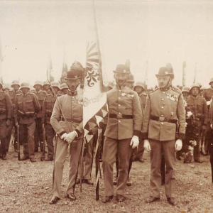 Aufstellung bei der Feldmesse. Vorne die Abordnung der Kaiserjäger in der alten Uniform, dahinter das Radfahrbattaillon Hall am 13.05.1928