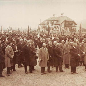 Feldmesse am Sportplatz, v. Landeshauptmann Stumpf, Brigadier General Stey, Bruder Willram, dahinter Schützenkompagnie Kufstein