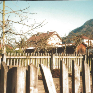 Brixentalerstraße, Pfarrhof noch mit Reichsdienstbaracke