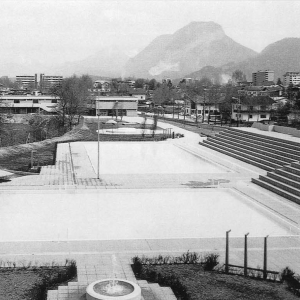 Altes Schwimmbad am Madersbacher Weg, dahinter li. Fusslhaus und altes Altersheim