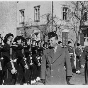 BM KR. Martin Pichler, Bürgermeister von 1934 - 1938 mit General Bethouart und französischen Soldaten.
