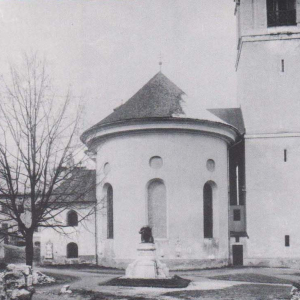 Wörgl, Pfarrkirche vor dem Erweiterungsbau von 1912 mit dem Kriegerdenkmal an der Ostseite